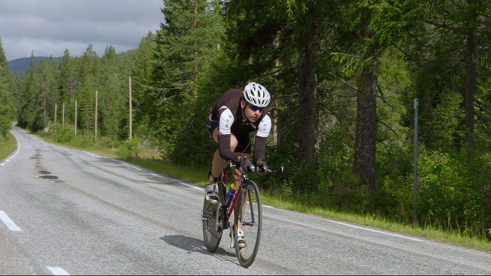 “超越极限：车手在绝境中书写传说”，超越极限故事